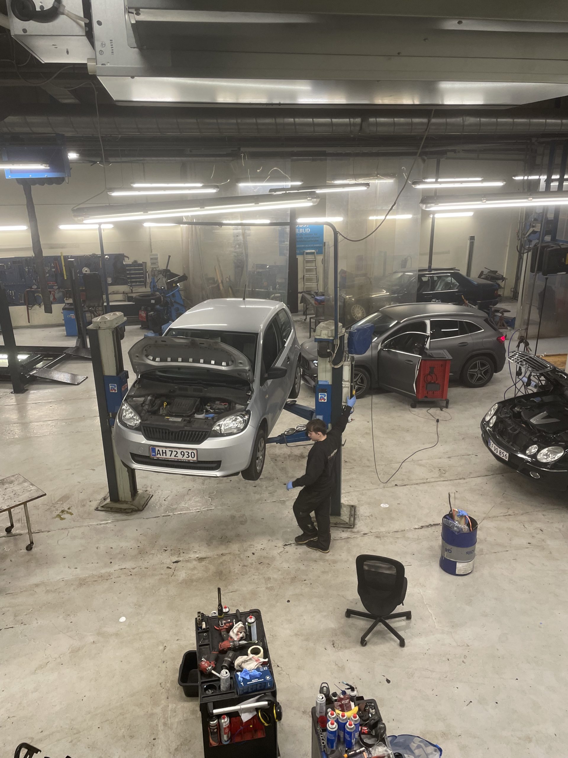 Mekaniker arbejder på bil hos NP Autoteknik